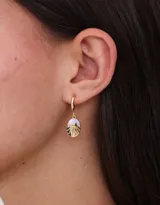 Aros argolla dorados con dije de sol esmaltado.