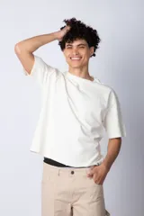 Remera color crudo de corte cuadrado y holgado, con cuello redondo y mangas cortas. Confeccionada en algodón pesado.