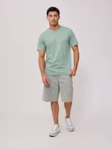 Remera verde con estampado en el frente y la espalda.