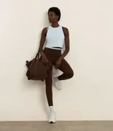 Musculosa deportiva negra de microfibra texturizada, corte box, cuello redondo y espalda con abertura circular.