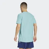 Remera deportiva Adidas Own The Run color celeste con cuello redondo y mangas cortas. Presenta el logo de Adidas en el pecho y las tres tiras características de la marca en las mangas.