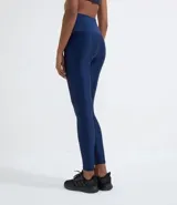 Calza legging deportiva negra con textura y brillo, de cintura alta.
