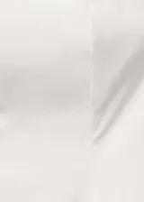 Vestido strapless blanco de corte recto y largo midi, con bolsillos laterales. Incluye collar plateado con dije de llave.