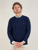 Jersey de punto inglés verde con rayas horizontales blancas, cuello redondo y logo bordado en el pecho.