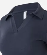 Blusa polo azul marino de rib de algodón, con cuello en V y manga corta.