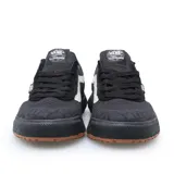 Championes Vans Ultrarange VR3 color negro con detalles en blanco. Capellada de tejido de una sola pieza con 50% de algodón orgánico, 36% de PET reciclado y 14% de nailon reciclado. Entresuela VR3Cush™ con 50% de espuma EVA biobasada y suela VR3Waffle™ de caucho natural regenerativo.