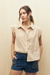 Short de jean azul con bordado floral en los bolsillos delanteros.