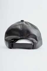 Gorra de cuero sintético color negro, estilo béisbol, con visera curva y logo bordado con la letra "R" en el lateral.