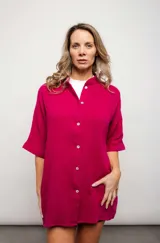Camisa fucsia de muselina de algodón, corte recto, cuello mao y mangas 3/4.