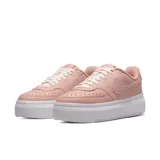 Zapatillas urbanas Nike Court Vision color rosa con suela blanca de plataforma.