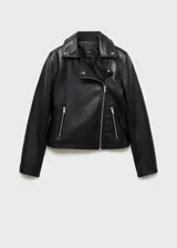 Chaqueta de cuero negra con cierre cruzado y cuello con solapa.