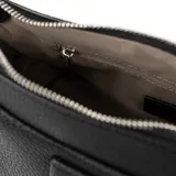 Bandolera negra de cuero sintético graneado, con formato rectangular y herrajes plateados. Tiene correa regulable, acceso con cierre, un compartimento principal, un bolsillo interno con cierre y un bolsillo interno abierto. El interior está forrado en tela de algodón y poliéster.