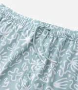 Bermuda de baño masculina de microfibra color celeste pálido con estampado abstracto orgánico en blanco. Presenta cintura elástica con cordón ajustable y bolsillos funcionales.