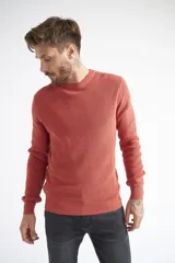 Sweater azul marino de tejido de punto con cuello redondo y mangas largas.