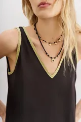 Top negro de viscosa con escote en V y detalle de lurex dorado en los bordes.