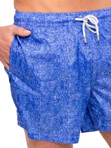 Short de baño azul con textura de lino y cordón blanco en la cintura.