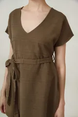 Vestido corto color marrón con escote en V, mangas cortas y lazo en la cintura.