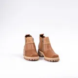 Bota corta negra de cuero vacuno, con cierre lateral YKK, suela de goma sport artesanal, punta cuadrada y caña de 11cm.