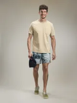 Remera color petróleo de corte clásico, con cuello redondo y bolsillo en el pecho.