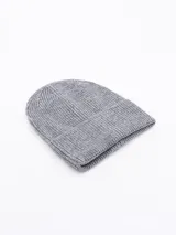 Gorro de lana gris con diseño de punto acanalado.