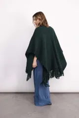 Ruana tejida en lana merino color amarillo pastel, con terminación de flecos.