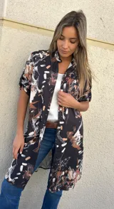 Camisa larga estilo kimono con cuello mao y mangas cortas, con estampado abstracto en tonos negro, blanco y marrón.