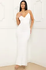 Vestido largo de fiesta color blanco con lentejuelas, breteles finos y escote en V. Corte sirena ajustado al cuerpo.
