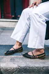 Bailarinas negras con pulsera, diseño bicolor que combina negro, dorado y transparencias. Fabricadas en España con materiales de alta calidad. Diseño con múltiples calados y rejilla transparente negra en la parte delantera. Punta y talón de seda plisada en oro y negro. Interior de piel y suela de cuero. Incluye cuña interna de 1,5cm y plantillas intercambiables de piel y lana.