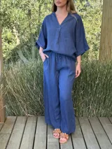 Pantalón negro de lino, corte ancho, con cintura elástica y bolsillos laterales.