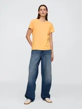 Remera básica de manga corta y cuello redondo color rosa pálido.