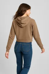Campera deportiva marrón con capucha, cierre frontal y estampado de cuervos y llamas.