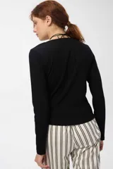 Camiseta de manga larga color blanco, confeccionada en suave tela rib con escote redondo y detalle de gota.