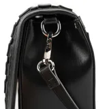 Bandolera negra con solapa, confeccionada en símil cuero con diseño tejido. Tiene correa regulable, herrajes plateados, un compartimento principal, un bolsillo interno con cierre y otro abierto. El interior está forrado en tela de algodón y poliéster.