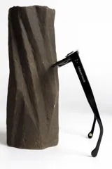 Lentes de sol negros con marco rectangular y lentes verdes.