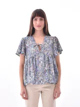 Blusa estampada con cuello en V y mangas cortas con volados.