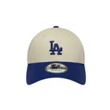 Gorro New Era 9Forty ajustable, color beige con visera azul y logo de los Dodgers bordado en azul.