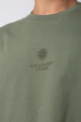 Remera oversize de algodón premium color negro, con estampado frontal minimalista de un sol y la frase "VCP CONCEPT STUDIO" en blanco.