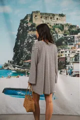 Vestido corto a rayas marrones y beige, de corte holgado y mangas acampanadas.