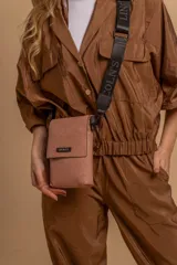 Bandolera tipo phone bag pequeña, color marrón claro, con correa de galón regulable. Tiene un compartimento principal y un bolsillo adicional con tapa.