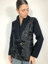 Chaqueta negra con frente de cuero con estampado abstracto y cuello de lana merino.