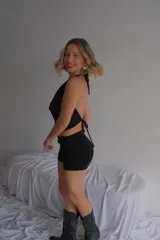 Top halter de lentejuelas color gris oscuro, con escote drapeado tipo cowl neck.