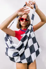 Bolso de playa convertible en toalla, con estampado de cuadros grandes en blanco y azul.