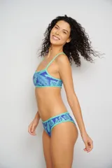 Conjunto de bikini con corpiño entero adelante, todo cruzado tipo acordonado en la espalda y bombacha de tiro alto con estampado a rayas horizontales de colores.