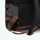 Mochila Cabaia Adventurer Managua negra con detalles en cuero sintético marrón. Tiene sistema MOLLE, compartimento acolchado para tablet o PC, correa para sujetar a la maleta y tirantes acolchados antitranspirantes.