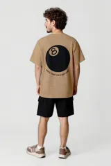 Short negro de corte recto.