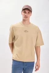 Remera color tostado de manga corta con estampa en el frente.