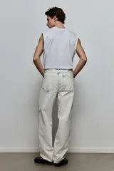 Musculosa blanca de punto liviano con ribete acanalado en cuello y sisas. Confeccionada con tejido funcional COOLMAX®, una fibra de poliéster de secado rápido que elimina la humedad y regula la temperatura corporal.