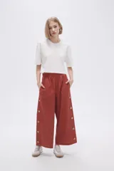 Pantalón palazzo estampado con cintura elastizada.