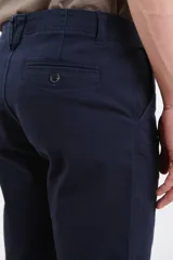 Bermuda color verde con bolsillos laterales y traseros.