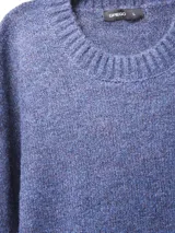 Sweater verde musgo de tejido de punto con cuello redondo y mangas largas.